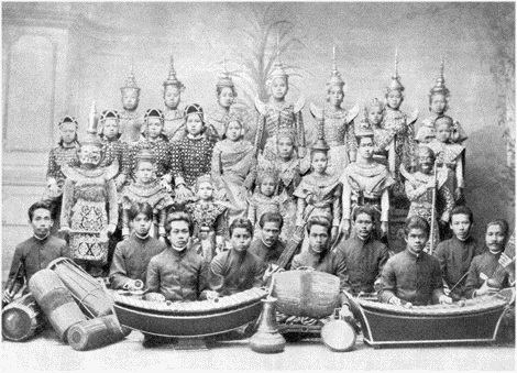 Dancers and musicians of the Siamese theater group.