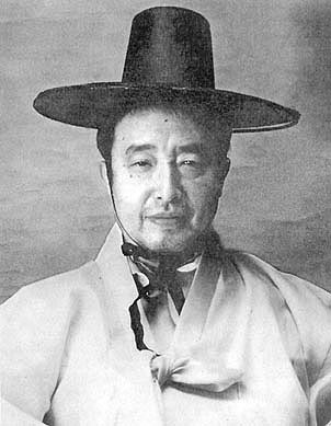 Nam June Paik in traditioneller koreanischer Tracht